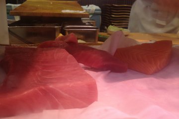 <p>Fish smells will strike your nose as you approach the sushi bar, which is good, because it means that you&#39;re going to have fresh fishe.</p>
