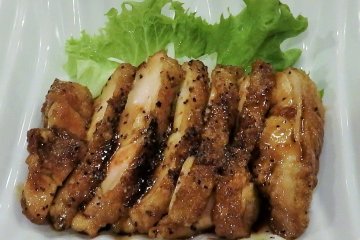 <p>Grilled chicken with black pepper sauce - delicious!&nbsp;</p>

