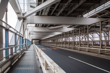 <p>The walkway on the lower deck of the bridge, with the central Yurikamome tracks on picture&#39;s right side</p>
