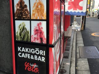 Cafe &amp; Bar Yelo terletak di Roppongi.
