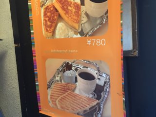 Cafe Aaliya có một thực đơn đơn giản gồm món bánh mì nướng Pháp hoặc bánh mì panini.