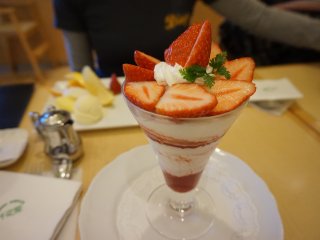 Strawberrry fruit parfait
