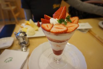 <p>Strawberry fruit parfait</p>

