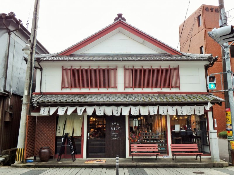 <p>The cafe/gallery is only one of many traditional Japanese buildings on this street.</p>
