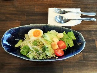 Kari disajikan dengan salad yang nikmat
