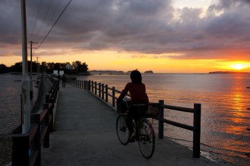 <p>ขี่จักรยานชมวิวสวยๆ ยามพระอาทิตย์ตกดินที่เกาะซากุชิมา</p>
