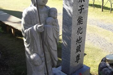 <p>A statue just by the gate</p>
