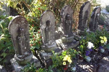 <p>Some weathered old Buddhist statues</p>
