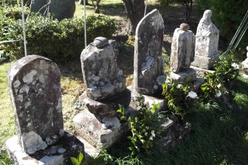 <p>More old statues</p>
