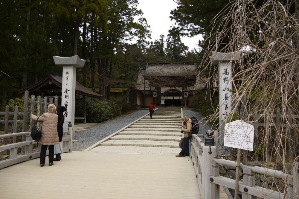 ประตูหลักของวัดคอนโกะบุ-จิ (Kongōbu-ji)
