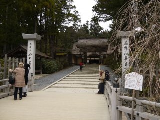 ประตูหลักของวัดคอนโกะบุ-จิ (Kongōbu-ji)
