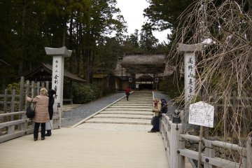 <p>ประตูหลักของวัดคอนโกะบุ-จิ (Kongōbu-ji)</p>

