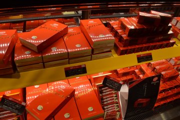 <p>กล่องที่ออกแบบดูสวยหรู แตกต่างจาก KitKat ทั่วไปที่ขายตามท้องตลาด</p>
