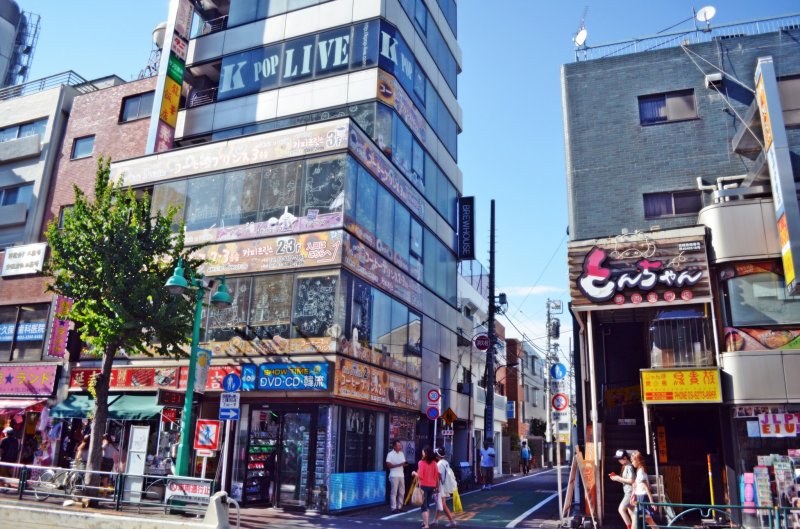 <p>Shin-Okubo ย่าน Korean Town ใจกลางโตเกียวที่เต็มไปด้วยบรรยากาศเสมือนเดินอยู่ในตลาดดงแดมุน ประเทศเกาหลีใต้</p>
