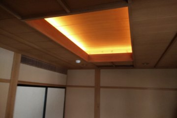 <p>The ceiling lights can change into various colors</p>
