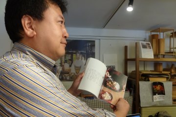 <p>Mr. Kirimoto proudly explains his philosophy, face-to-face and in his book</p>
