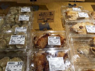 Most products and deli dishes have a 'no preservatives' (無添加) mark