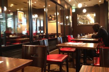 <p>The atmosphere inside the bar of<span style="line-height: 20.8px;">&nbsp;Barissimo Italian cafe in Umeda, Osaka.</span></p>
