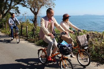 Relax with a bike ride around Takashima, with views of both the lake and mountains.