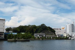 琵琶島神社（左）と千代本（中央）
