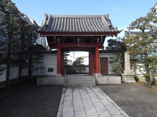 Cổng chùa nhìn từ đường cái