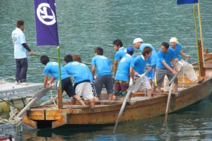 A team getting ready for the Murakami Suigun Boat Race
