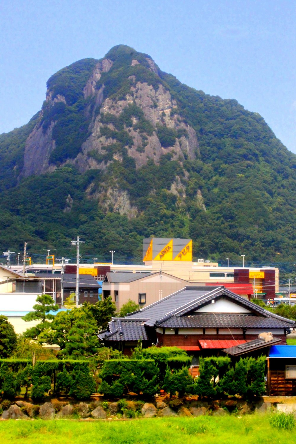 Menikmati pemandangan hebat daerah perumahan dan pedesaan semenanjung Izu dari kereta