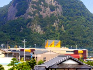 Menikmati pemandangan hebat daerah perumahan dan pedesaan semenanjung Izu dari kereta