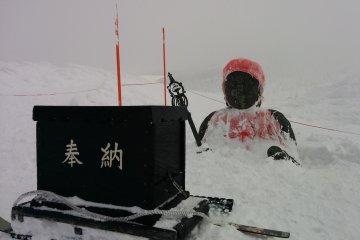 Статуя святого Дзидзо, закутанная в сугроб в один из сильных снегопадов. Вернемся летом, чтобы увидеть полностью.