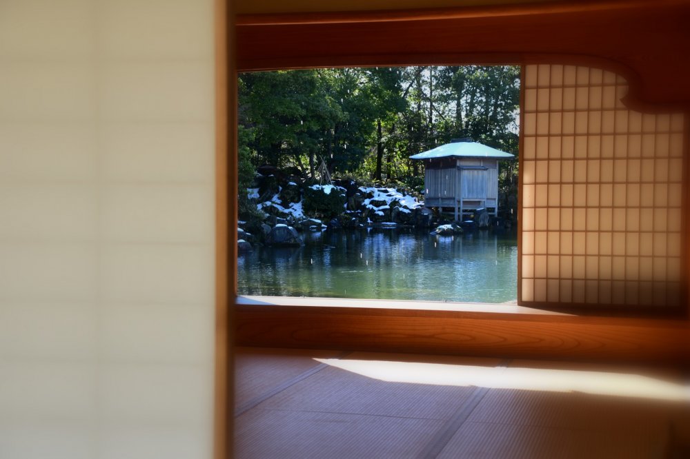 요코칸 집을 통해 정원 연못을 보는 것