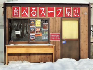 Kedai kecil ini menjual sup-sup lezat, minuman hangat, dan masih banyak lagi. 