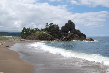The Madoiwa, or "window rock"; guess why it was given this name. 