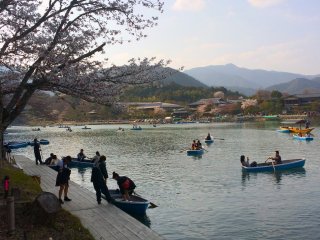 Une jolie scène à Arashiyama près du pont Togetsukyo