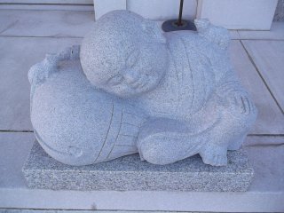 Một pho tượng nhỏ đang ngủ ở cạnh chính điện