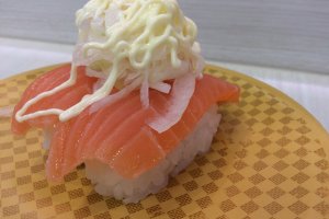 Salmon with onion and mayonnaise. There is also salmon with green onion and chili oil, salmon with green onion and salt sauce, and salmon with basil and mayonnaise. The green onion is mild, with no green visible
