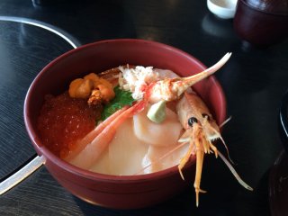 Quando se trata de comida, o inverno em Fukui significa o mais delicioso marisco do ano. Embora o caranguejo de Echizen costume roubar o centro das atenções, a prefeitura também é conhecida pelo seu delicioso camarão fresco, peixe balão, entre outros.