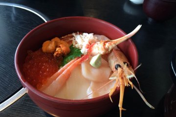 When it comes to food, winter in Fukui means the most delicous seafood of the year. Although Echizen Crab tends to steal the spotlight, the prefecture is also known for its fresh and delicious shrimp, blowfish, and more