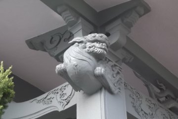 A flying lion under the eaves of Myosen-ji