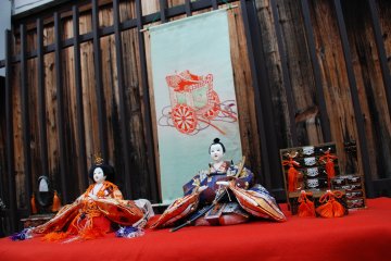 At various places the dolls of the hina matsuri were in display.