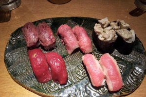 馬肉、和牛ハラミ、牛タン、鶏肉などがネタになった肉寿司盛り合わせプレート