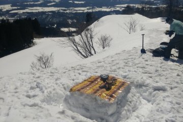 Snow table for refreshments