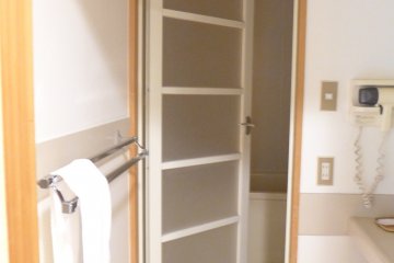 ประตูห้องน้ำ ให้ความรู้สึกแบบญี่ปุ่น จากลายเส้นแนวนอน