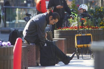 Rockabilly hanging out in front of Kyoto City Hall while plugging in his iPhone to an portable amplifier