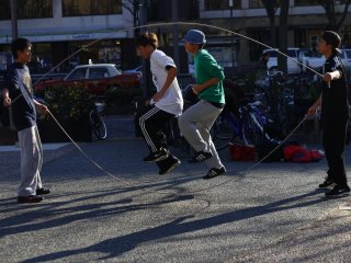 Ada dua remaja lagi yang sedang berlatih lompat tali ganda. Sepertinya kegiatan ini sangat digemari ya!