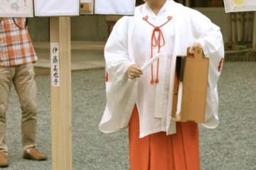 มิโกะ หรือหญิงสาวที่ทำงานในศาลเจ้าชินโต