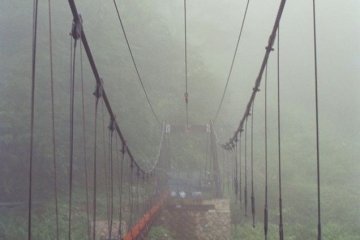 We passed this amazing bridge, when we were on the way to Tsubame Onsen, which is located in the middle of the mountain. 