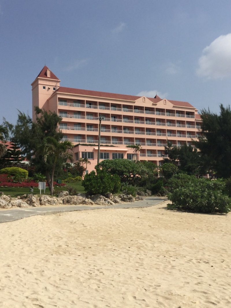 อาคารโรงแรมจากชายหาด