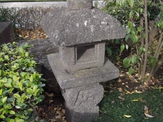 Một chiếc đèn lồng đá cũ kĩ trong khuôn viên chùa