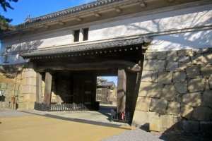 Gerbang Ote Ichi no Mon dari dalam kastil