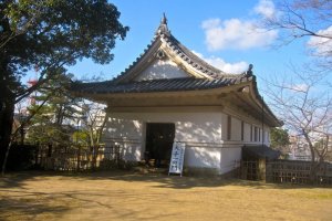 Rumah penjaga pintu masuk gerbang Ote Ichi no Mon&nbsp;